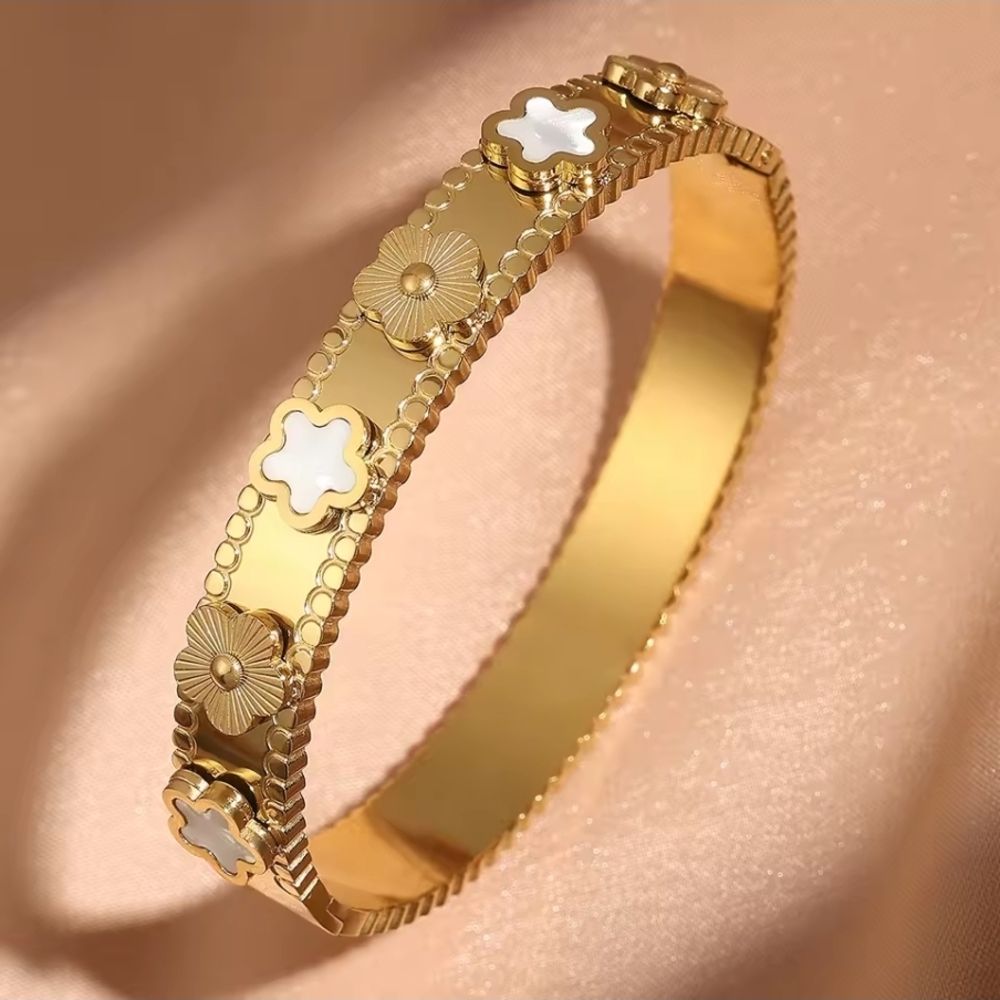 🆕️Elegant White and Gold Floral Bracelet